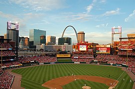 Vue de Busch Stadium, avec la Gateway Arch en arrière-plan. (30 mai 2006).