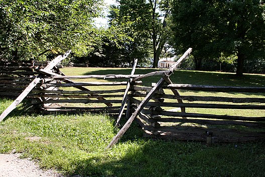 Amerikansk gärdsgård av typen split-rail fence.