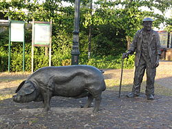 Statue The Boar Leader