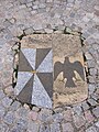 Blason sur la place de l'église Saint-Caprais.