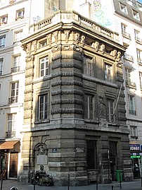 Fontaine de la Croix-du-Trahoir au no 111.