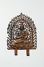 Silla unificada. Una de las diez placas de Buda excavadas en Wolji, Gyeongju. Dos puntales de diferentes longitudes se extienden desde la parte inferior del pedestal, lo que indica que la placa alguna vez estuvo fijada en algo.