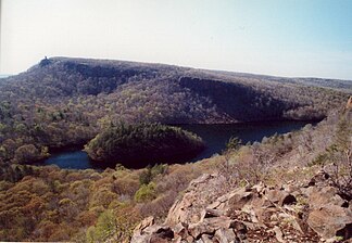 Blick auf East Peak und Castle Craig vom South Mountain, mit dem Merimere Reservoir und Mine Island unterhalb