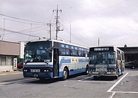 筑波山に到着したニューつくばね号。右は一般路線の下館駅行（1999年8月撮影）。