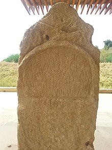 Stèle à fronton d'un enfant, époque romaine