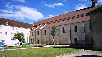 Façade nord de l'abbatiale et cour de l’abbaye.