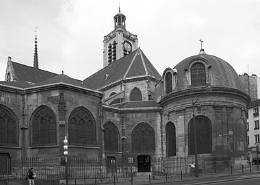Le chevet montre différentes époques de construction. Au premier plan, la chapelle de la Vierge et son dôme (XVIIIe siècle).