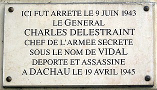 Plaque honorant la mémoire du général Charles Delestraint, chef de l'Armée secrète, arrêté au 11 chaussée de la Muette.