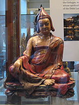 Figure de Lama assis ; papier-mâché peint et verni, Ladakh, Tibet, XIXe siècle.