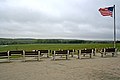 Blick auf die Rückseite der Bänke an der provisorischen Gedenkstätte