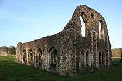 Photographie couleur d'une église en ruines.