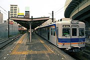 汐見橋駅ホームと2202F (2017年5月12日)