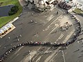 23 février 2009 File de personnes faisant la queue devant un cybercafé pour contribuer à Wikipédia !