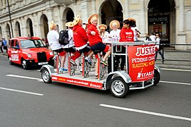 Quadricycle, conçu pour transporter douze personnes, à Londres.