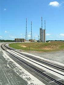 ELA3発射施設。4つのタワーは避雷針である。