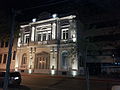 Façade du Théâtre de l'Atenao en nocturne.