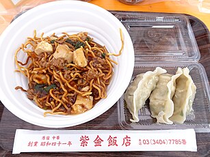 紫金飯店 原宿店のキッチンカーで提供された麻婆かた焼きそば（左）と水餃子（右）