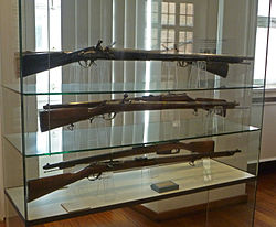 Mosquete Potsdam 1740 (topo), arma de agulha e rifle Mauser da era da Guerra Franco-Prussiana feito no Arsenal Real de Spandau.