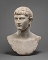 Germánico Julio César (en latín, Germanicus Iulius Caesar, 24 de mayo del 15 a. C. - 10 de octubre del 19 d. C.) fue un popular y prominente general romano, conocido por sus campañas en Germania. Hijo de Druso el Mayor y Antonia la Menor, nació en una rama influente de la patricia gens Claudia. El agnomen Germánico fue añadido a su nombre completo en 9 a. C. cuando fue otorgado póstumamente a su padre en honor a sus victorias en Germania. Por Museo J. Paul Getty.