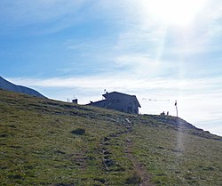 Il rifugio visto da ovest