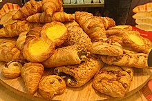 Photographie en couleur, représentant des viennoiseries.