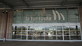 Vue de l'entrée principale de l'aéroport international de Nouméa - La Tontouta (2013).