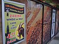 ورودی یک فروشگاه بقالی اسلامی در سن آنتونیو، تگزاس. تبلیغ روی دیوار نوشته: «رمضان مبارک. گوشت گوسپند ذبح اسلامی. ۵۰۰ گرم به قیمت یک دلار و ۷۹ سنت.»