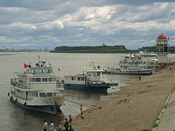 黒河市付近のアムール川、対岸はロシア領の街並み