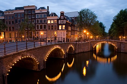 Crossing with Keizersgracht at dusk