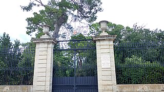 Portail donnant accès au jardin et château