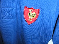 מדי הנבחרת הצרפתית הלאומית ברוגבי, עם סמל התרנגול.