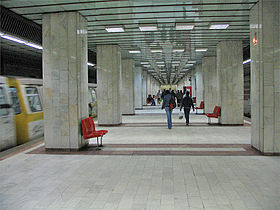 Le quai central avec deux rangées de colonnes de soutènement