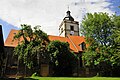 Evangelische Pfarrkirche „St. Peter und Paul“ mit künstlerischer Ausstattung, Kirchhof und Einfriedung