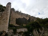 Vue d'un mur couronné par une succession de créneaux et de merlons.