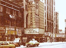 View of the New Amsterdam Theatre and surrounding buildings in 1985