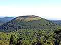 Une vue du Puy des Goules depuis le sommet du Pariou.