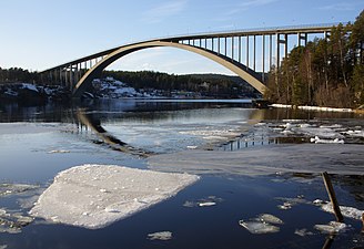 Sandöbrons betongbåge har ett spann på 264 meter över Ångermanälven, invigd 1943.