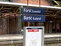 Panneau bilingue allemand/sorabe de la gare de Forst (Lausitz)/Baršć (Lužyca)