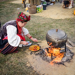 Польові умови приготування борщу (жариться засмажка) під час етнографічного фестивалю «Свіччине весілля» у 2016 році в Березовій Рудці