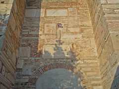 Détail de l'entrée monumentale avec l'inscription de fondation