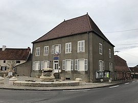 The town hall in Tassenières