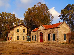 המבנים בתחנת הרכבת הישנה. מצד שמאל הבית של מנהל התחנה ועליו שלט בערבית תל-שמאם.