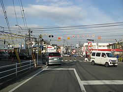 列車が多くて踏切が開かない時間帯に通行止めとしている、戸塚駅近くの踏切。JR東日本 東海道踏切。2015年3月25日廃止。