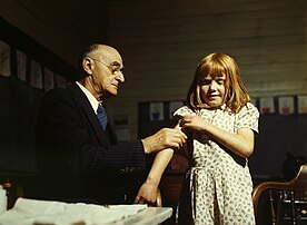 Médecin vaccinant contre la fièvre typhoïde dans une école du comté de San Augustine au Texas en 1943. (définition réelle 6 108 × 4 474)