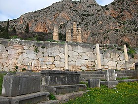 Colonnes ioniques et stylobate de la stoa, devant le mur polygonal du temple d'Apollon.