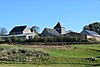 Ferme du Perron (façades et toitures) et chapelle Saint-Pierre, rue du Centre, n°56 à Goesnes (M) et ensemble formé par cette ferme et les terrains environnants (S)