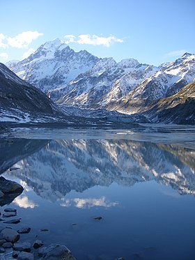 Vue de l'Aoraki/mont Cook avec le lac de fonte du glacier Hooker au premier plan.