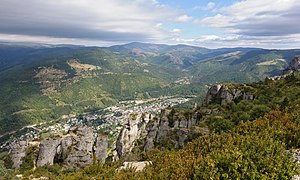 Vue depuis le bord du causse Méjean : Florac, dans le sud.