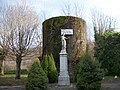 Statue de Marianne, monument érigé le 14 juillet 1889 pour le centenaire de la Révolution française du 14 juillet 1789. Derrière, un ancien château d'eau construit de 1907 à 1908, aménagé en abris avec des bancs.