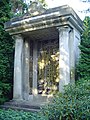 Sépulture en forme de temple de la famille Hilden-Eyckeler. L'entrée au caveau est décorée d'un ange de mosaïques de Wilhelm Döringer. Le tombeau a été repris par Robert Gustav Zapp (1928–1999).